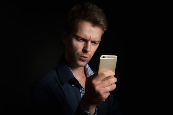 警惕出轨信号：出轨的男人晚上睡觉有哪四个特点