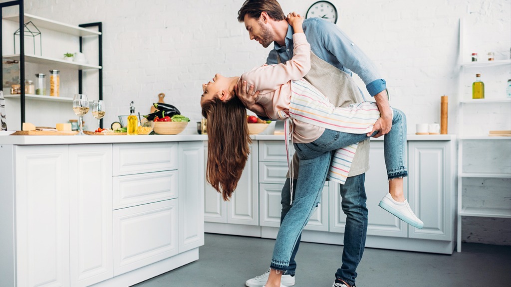 碰男生哪个部位他会心动?女生什么动作会让男生荷尔蒙飙升