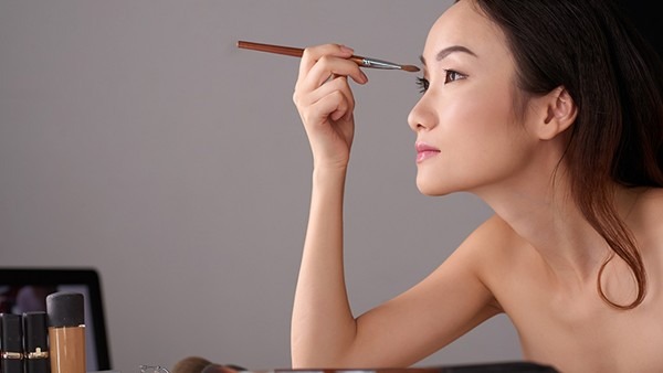 女友睡前卸妆,第一次看到素颜后男票的反映有些出乎意料...