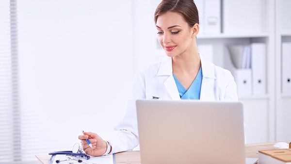 女子腹部痒,医生用镊子夹出18只阴虱!原来阴虱有5个传播途径!